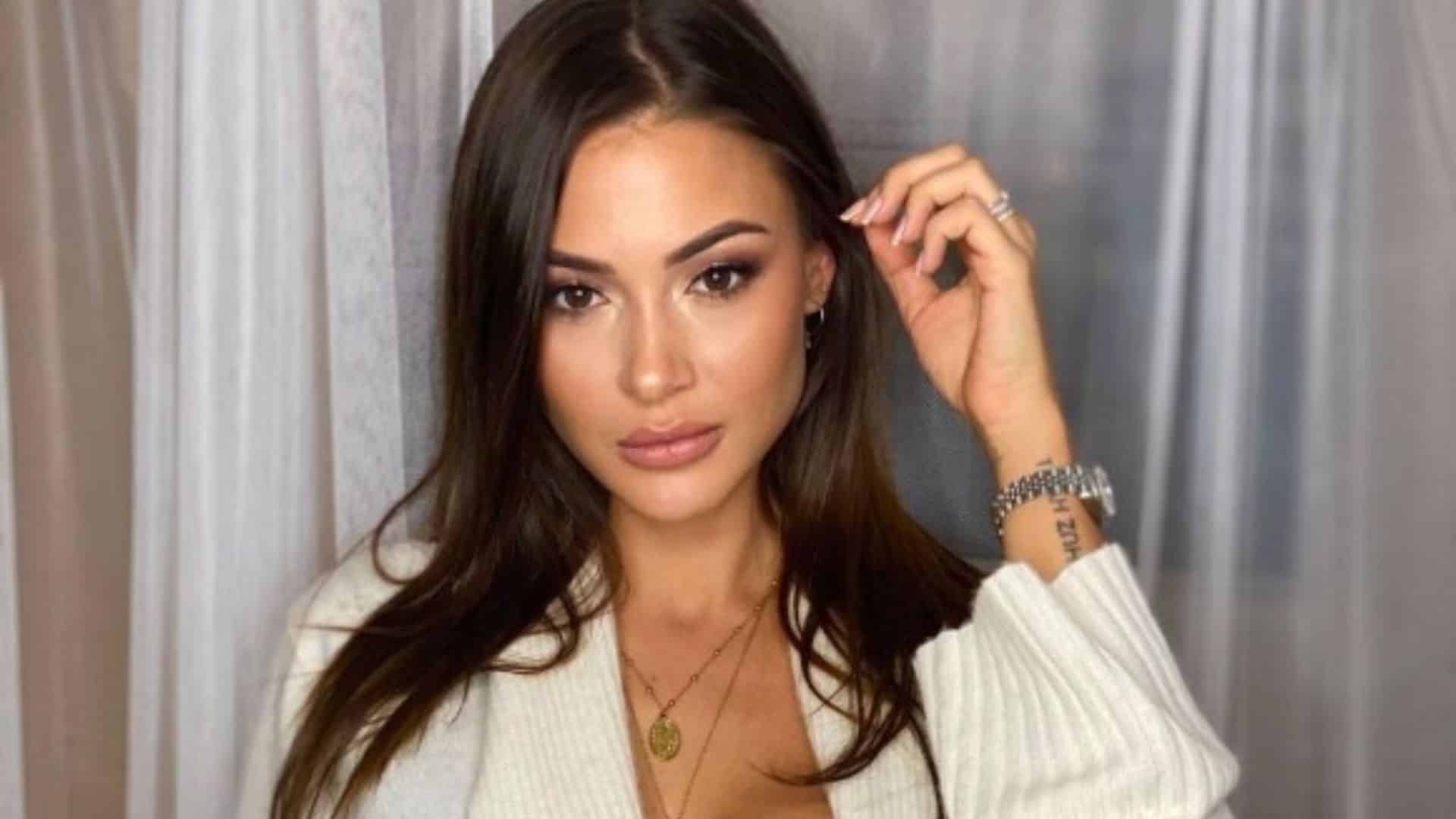 Alix : accusée d'abuser de la chirurgie esthétique, elle remet en place une internaute